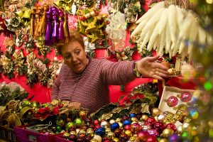 As feiras de Natal de Barcelona possuem uma enorme variedade de decorações Imagem de senhora em uma feira natalina de Barcelona
