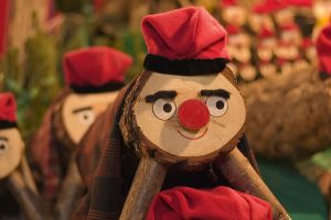 Este simpático enfeite do Natal catalão é o Caga Tió Este simpático enfeite do Natal catalão é o Caga Tió