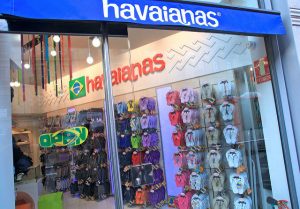 As sandálias Havaianas dão um toque a mais de Brasil a Barcelona Imagem de loja Havaianas