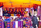 Imagem de produtos do Barça em estande aberto
