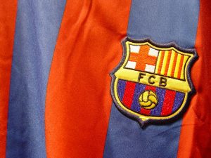 Imagem do escudo do Barça estampado na camisa