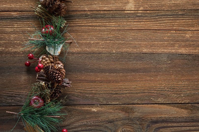 Imagem de painel de madeira com enfeite de Natal