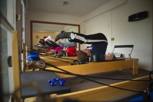 A prática do Pilates beneficia o corpo e a mente de forma conjunta A prática do Pilates beneficia o corpo e a mente de forma conjunta