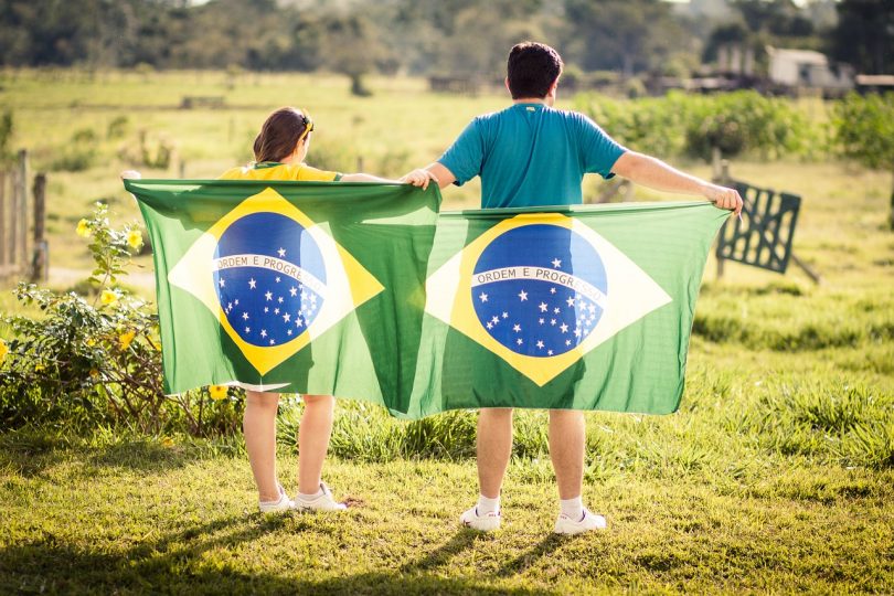 Imagem de pessoas segurando bandeiras do Brasil