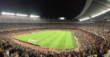 Imagem do estádio Camp Nou cheio