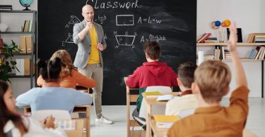 Professor ensinando os alunos na sala de aula