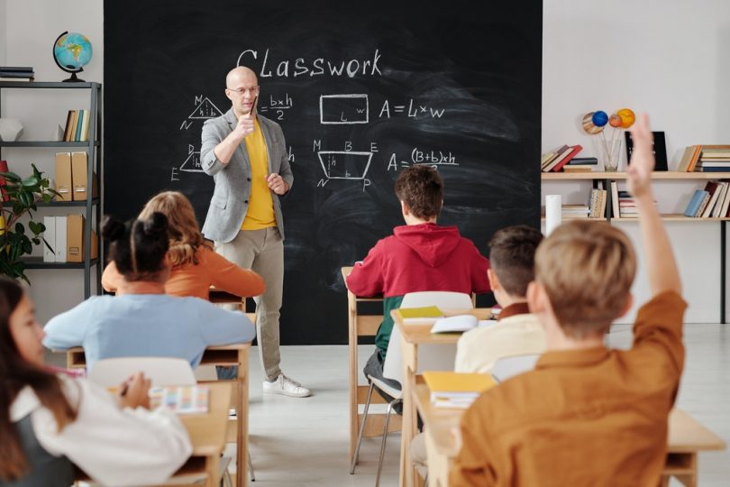 Professor ensinando os alunos na sala de aula