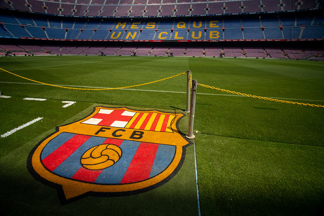 Imagem do logo na entrada do Camp Nou