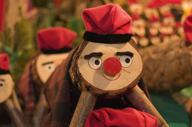 Este simpático enfeite do Natal catalão é o Caga Tió O Caga Tió, típico enfeite do Natal catalão
