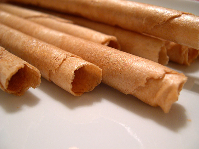 Neules, deliciosos rolinhos de wafer do Natal catalão Neules, doces típicos do Natal catalão