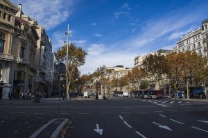 A Passeig de Gràcia possui uma grande vida comercial A Passeig de Gràcia possui uma grande vida comercial