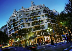 A Casa Milà é um dos principais pontos de referência da Passeig de Gràcia A Casa Milà é um dos principais pontos de referência da Passeig de Gràcia
