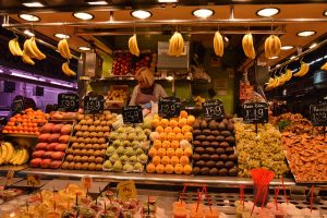 Para uma boa saúde corporal, alimentos saudáveis Imagem de várias frutas no mercado La Boqueria