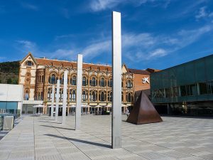 São notáveis os traços da arquitetura modernista no CosmoCaixa São notáveis os traços da arquitetura modernista no CosmoCaixa