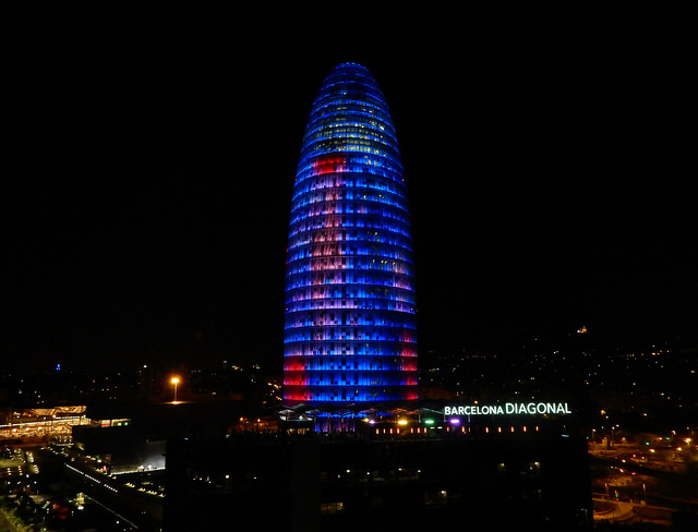 A Torre Agbar e seu espetáculo de luzes A Torre Agbar e seu espetáculo de luzes