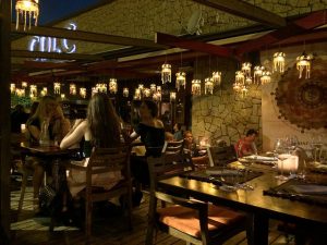 De frente para o mar, o CDLC destaca-se pelos eventos na discoteca e requintado restaurante De frente para o mar, o CDLC destaca-se pelos eventos na discoteca e requintado restaurante