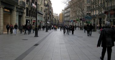Imagem de uma das vias do bairro Gòtic