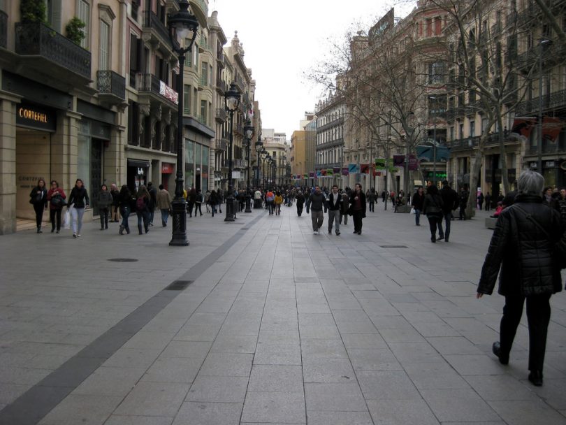 Imagem de uma das vias do bairro Gòtic