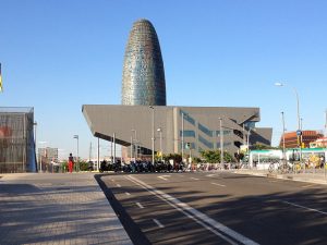 Ao redor da Plaza de les Glòries, a Torre Agbar e o Disseny Hub