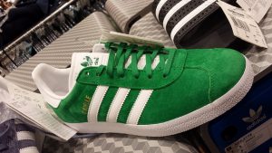 Calçados esportivos da Adidas podem ser comprados na Trait Store, na Calle Parlament