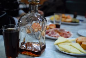 Tomar o vermute e deliciar-se com as tapas são um costume na Calle Parlament Tomar o vermute e deliciar-se com as tapas são um costume na Calle Parlament