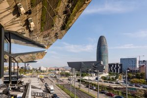 O Mercat dels Encants e a Torre Agbar são duas das principais referências de Sant Martí