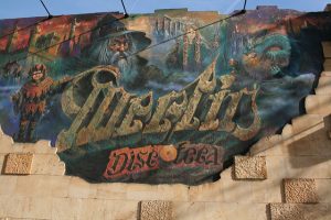 Dançar na discoteca Merlin é dançar em um ambiente de castelo medieval! Dançar na discoteca Merlin é dançar em um ambiente de castelo medieval!
