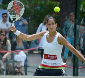 Imagem de mulher jogando padel