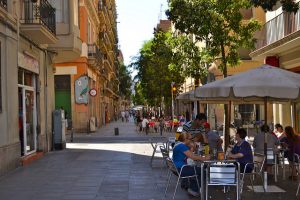 Imagem de trecho com "terrazas" em Poble Sec