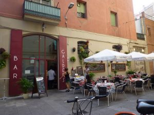 A beleza do exterior do Bar Calders é um ótimo convite para um bom vermut em Sant Antoni