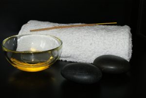As pedras de basalto e o óleo de amêndoas doces são indispensáveis para uma boa massagem As pedras de basalto e o óleo de amêndoas doces são indispensáveis para uma boa massagem