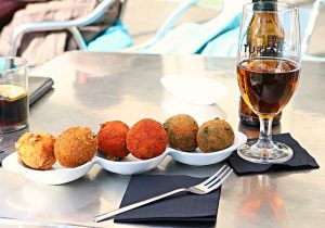Tomar um vermut em Sant Antoni é, também, degustar deliciosos aperitivos vegetarianos Tomar um vermut em Sant Antoni é, também, degustar deliciosos aperitivos vegetarianos