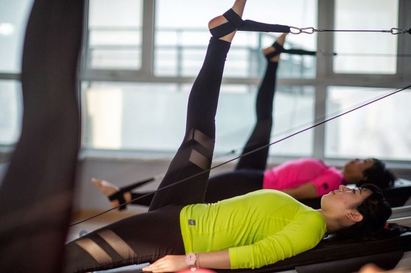 Praticar Pilates é uma ótima maneira de manter a boa forma física