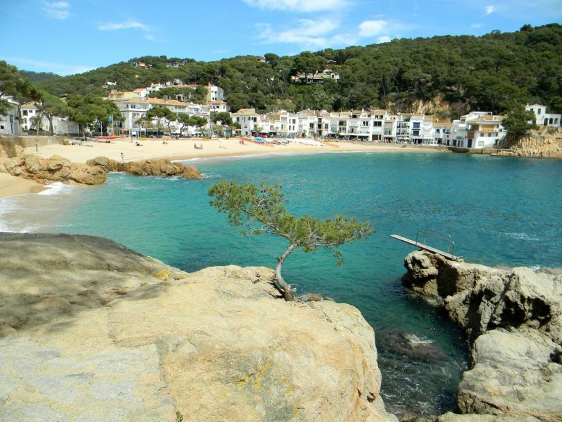 Imagem de uma praia da Costa Brava