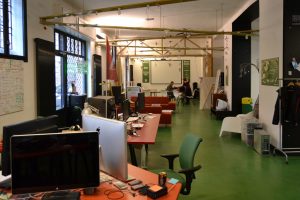 Coworking significa trabalhar de modo autônomo em um ambiente com profissionais como você. Busque já um espaço coworking em Barcelona! Coworking significa trabalhar de modo autônomo em um ambiente com profissionais como você. Busque já um espaço coworking em Barcelona!