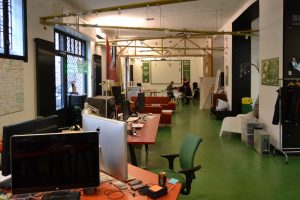 Coworking significa trabalhar de modo autônomo em um ambiente com profissionais como você. Busque já um espaço coworking em Barcelona!