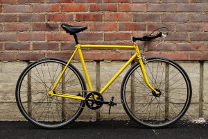 Que tal passear por lugares incríveis de Barcelona com uma bicicleta de segunda mão? Imagem de uma bicicleta encostada na parede