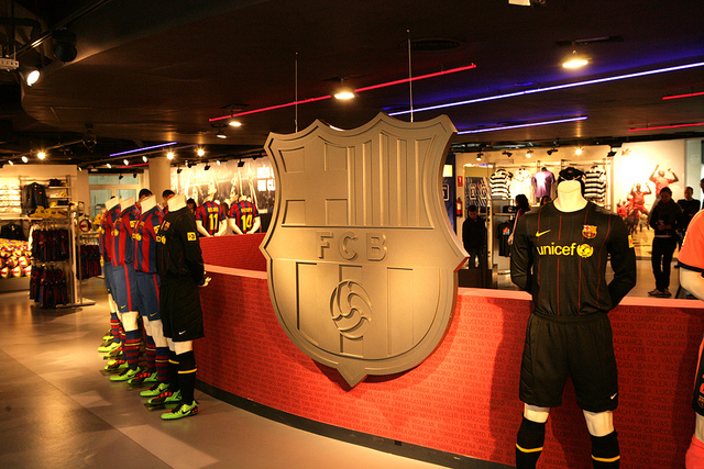 Os produtos esportivos do FCB são uma ótima sugestão de lembrancinha de Barcelona