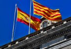 Imagem das bandeiras da Catalunha e da Espanha