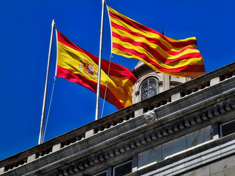 Imagem das bandeiras da Catalunha e da Espanha