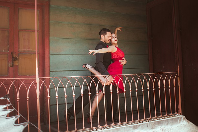 Casal mostrando um passo clássico do Tango