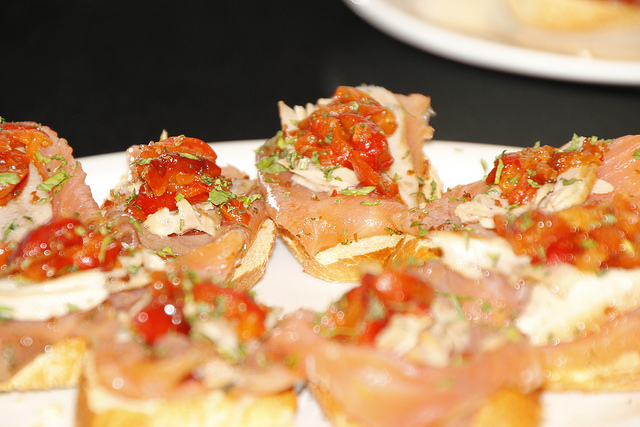 Delicie-se com as tapas e os pinchos dos bares e restaurantes da Carrer Blai! Ass tapas são variadas para todos gostos
