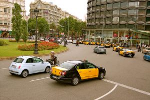 Confira todos os requisitos para você tirar sua carteira de motorista em Barcelona! Imagem de táxis de cor negra e amarela