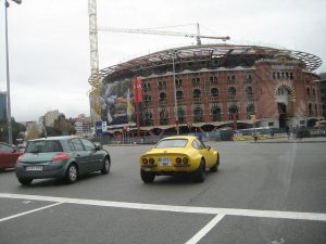 Os estrangeiros devem ter a documentação apropriada para a obtenção da carteira de motorista em Barcelona Imagem de carros no trânsito
