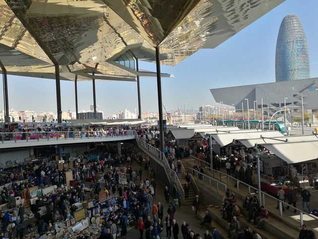 O Mercado de Encants representa uma das maiores feiras de Barcelona