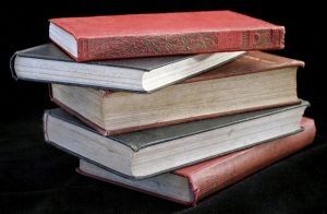 Livros de segunda mão em Barcelona: você já comprou? Imagem de pilha de livros velhos