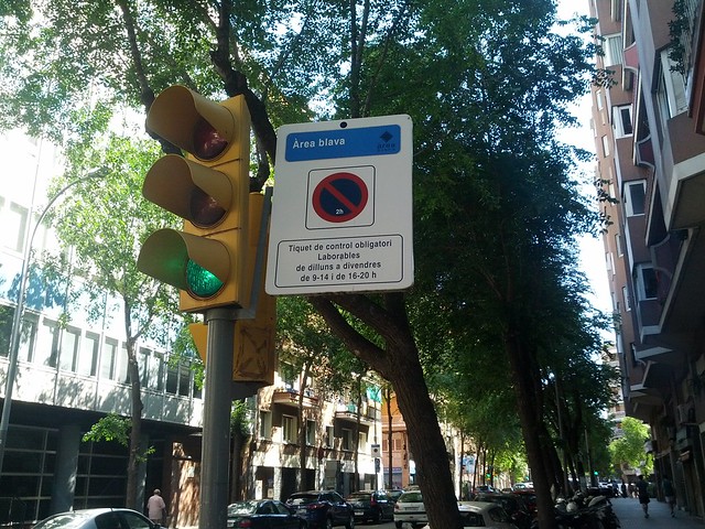 Placa de sinalização azul em Barcelona