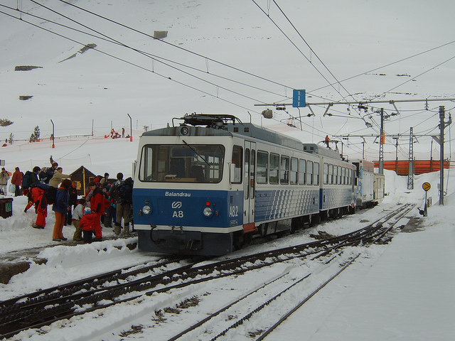 O passeio no tren cremallera dá magia ao trajeto rumo à estação de esqui de Vall de Núria