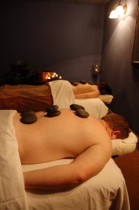 As massagens para casais são uma ótima forma de reestabelecer a sintonia com o par e com o próprio corpo As massagens para casais são uma ótima forma de reestabelecer a sintonia com o par e com o próprio corpo