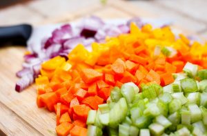 A dieta crudívora é muito saudável. Em Barcelona, você encontrará ótimos lugares para prová-la Imagem de pedacinhos de legumes